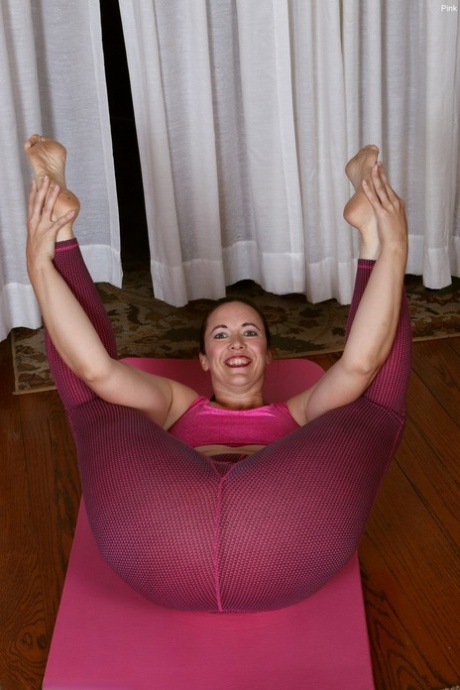Yoga Pants Mom Porn Pics